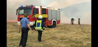 Löschfahrzeug vor Feuer