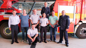Gruppenfoto der Delegation aus Logoj mit Vertretern der Feuerwehr Jena